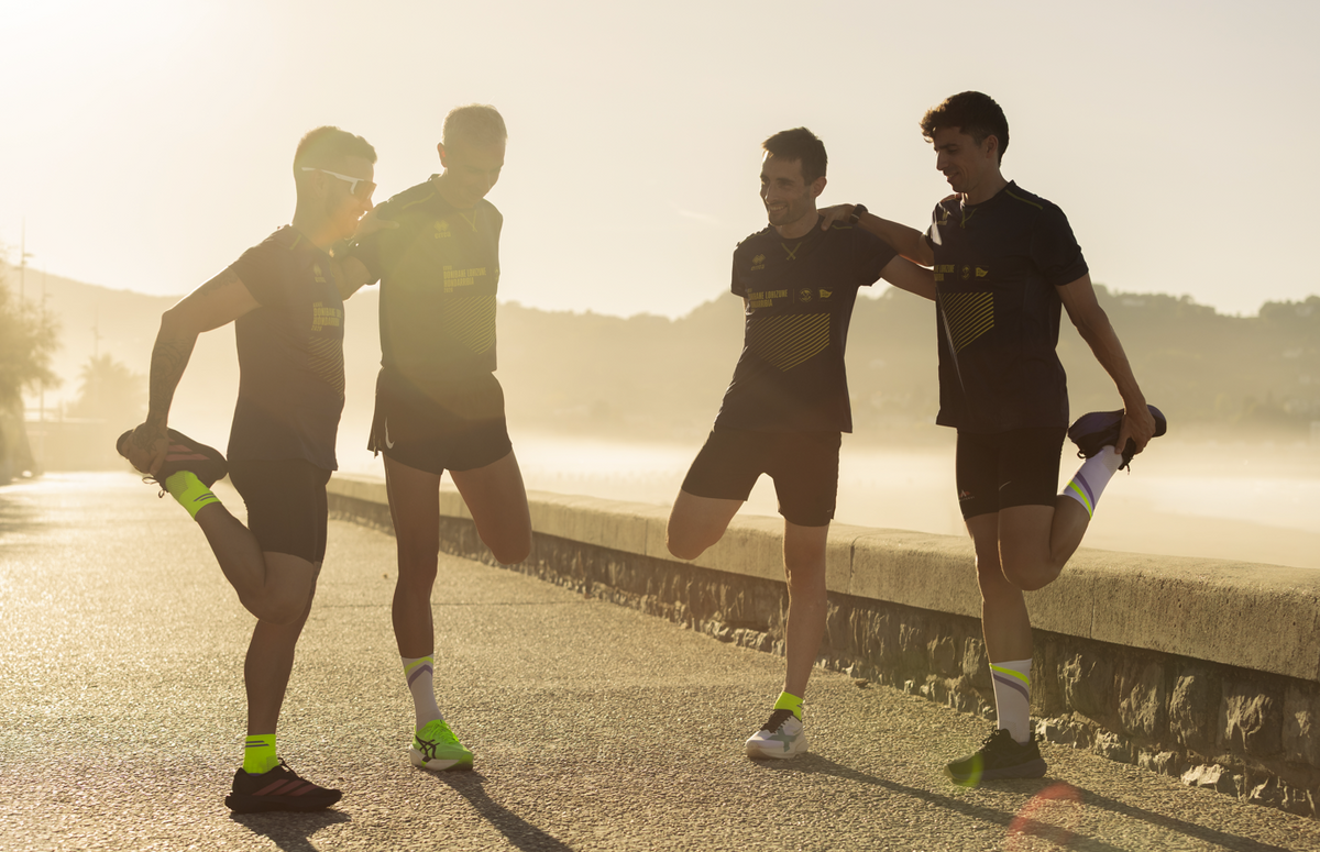 Corredores de la Donibane Hondarribi calentando con calcetines tecnicos
