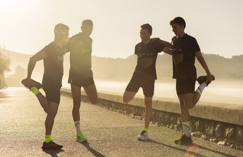 Corredores de la Donibane Hondarribi calentando con calcetines tecnicos
