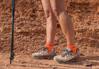 Mujer en la montaña con calcetines tecnicos de Running naranja. Modelo Bost Ondarreta